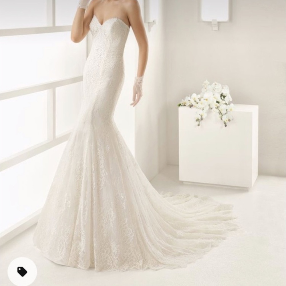 Two by Rosa Clara Wedding gown - Size 2